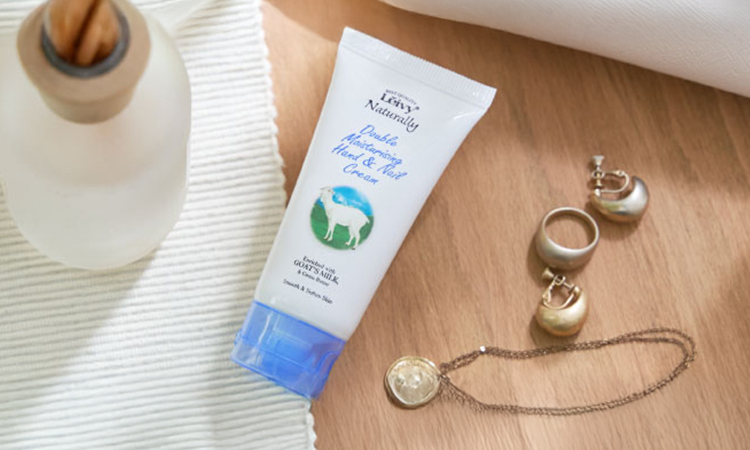 保湿＋潤いバリアケアができるレイヴィーシリーズ